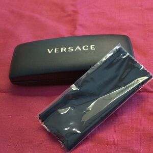 Versace eye glass case black new 2.5/6 comes with clothe and style
